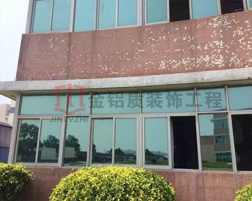 舊辦公樓特寫，在沒有鋁單板翻新前的照片真破舊